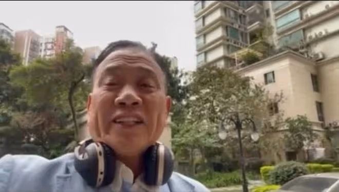 64歲萬梓良定居湖南！烈日下排隊做核酸無人識，雙眼耷拉兩鬢斑白
