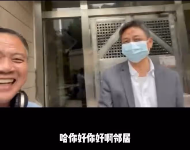 64歲萬梓良定居湖南！烈日下排隊做核酸無人識，雙眼耷拉兩鬢斑白