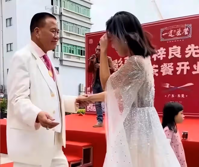 64歲萬梓良定居湖南！烈日下排隊做核酸無人識，雙眼耷拉兩鬢斑白