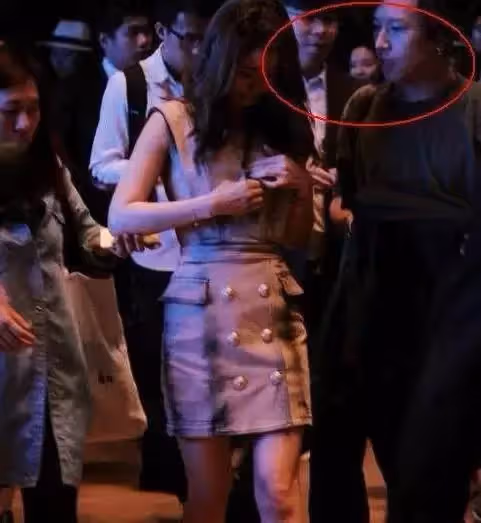 45歲林心如越穿越開放,旁邊男人的眼神亮了,網友:霍建華表情尷尬