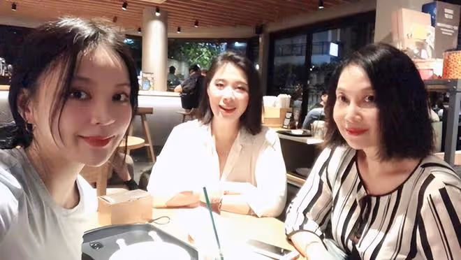 李宗盛前妻罕曬母女合影慶祝母親節，大女兒美貌出眾，已定居日本