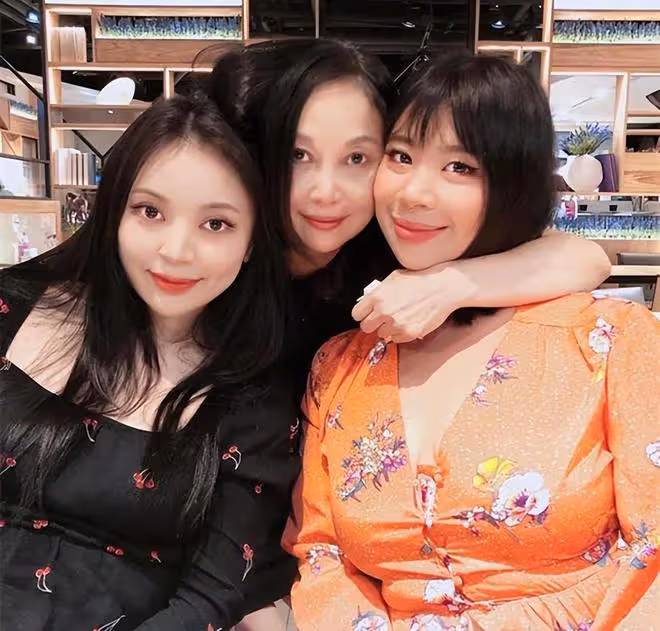 李宗盛前妻罕曬母女合影慶祝母親節，大女兒美貌出眾，已定居日本