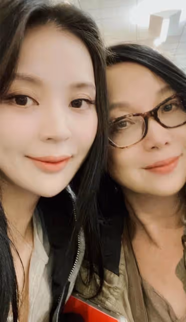 李宗盛前妻罕曬母女合影慶祝母親節，大女兒美貌出眾，已定居日本