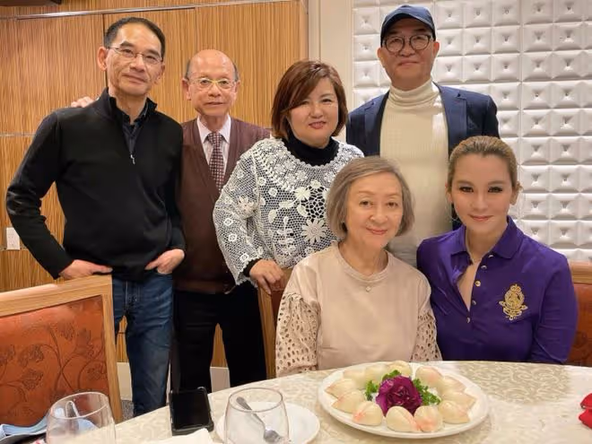陳冠希44歲姐姐罕曬家庭照,為媽媽慶祝70歲生日,黑人男友沒露面
