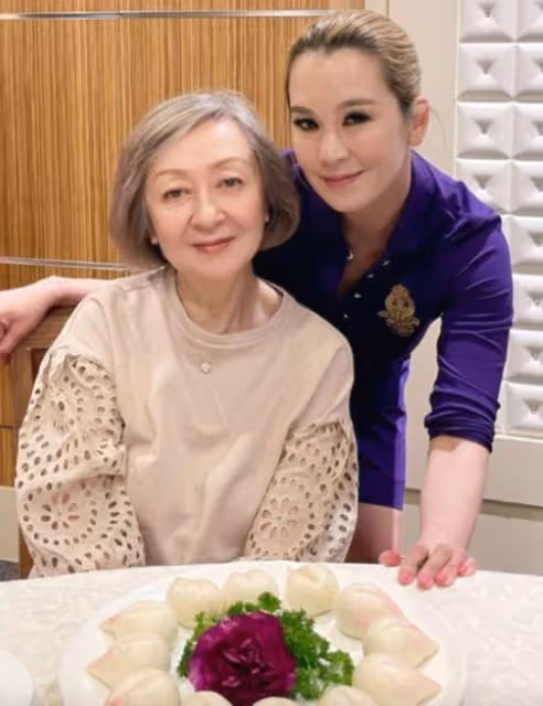 陳冠希44歲姐姐罕曬家庭照,為媽媽慶祝70歲生日,黑人男友沒露面