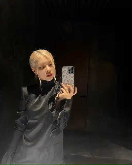 BLACKPINK成員朴彩英更新動態,對鏡嬌俏可愛,網友詢問何時回歸