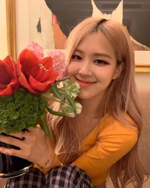 BLACKPINK成員朴彩英更新動態,對鏡嬌俏可愛,網友詢問何時回歸