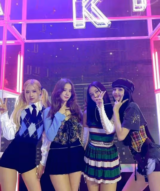 BLACKPINK成員朴彩英更新動態,對鏡嬌俏可愛,網友詢問何時回歸