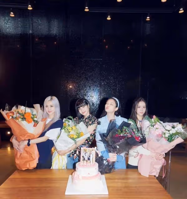 BLACKPINK成員朴彩英更新動態,對鏡嬌俏可愛,網友詢問何時回歸