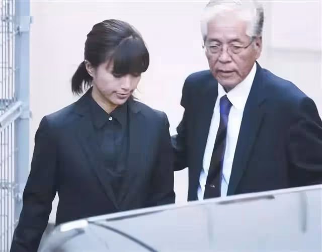 酒井法子:父親家暴母親私奔,未婚先孕,陪丈夫吸毒,為還債賣唱