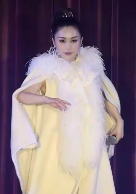 酒井法子:父親家暴母親私奔,未婚先孕,陪丈夫吸毒,為還債賣唱