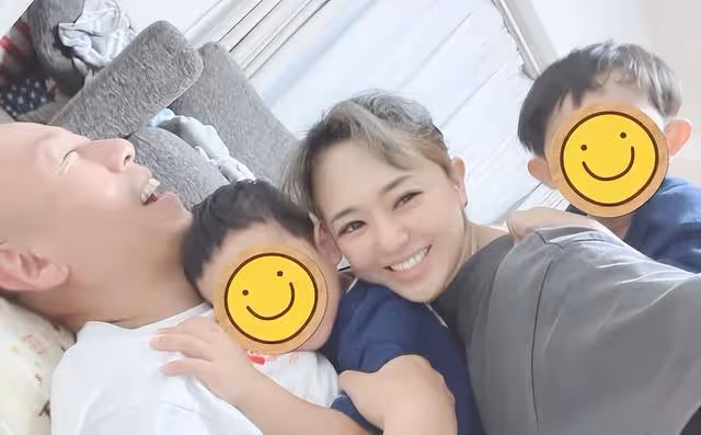 41歲的蒼井空躺在光頭丈夫懷裡,素顏一臉的天真,一家人其樂融融