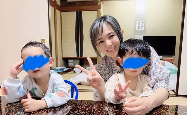 41歲的蒼井空躺在光頭丈夫懷裡,素顏一臉的天真,一家人其樂融融