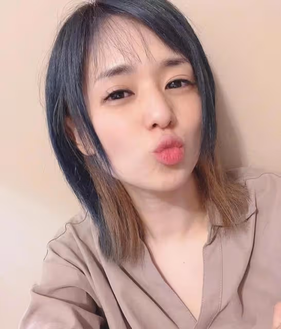 41歲的蒼井空躺在光頭丈夫懷裡,素顏一臉的天真,一家人其樂融融