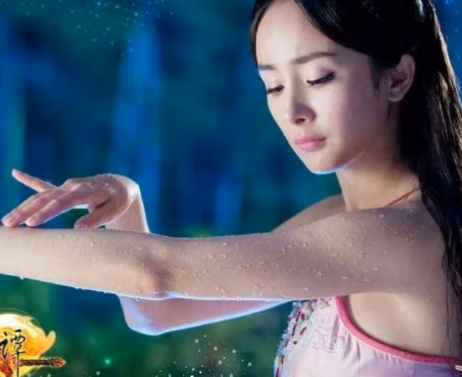 女明星穿肚兜:柳岩不算啥,楊冪最有料,最迷人的是她