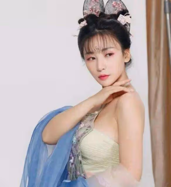 女明星穿肚兜:柳岩不算啥,楊冪最有料,最迷人的是她