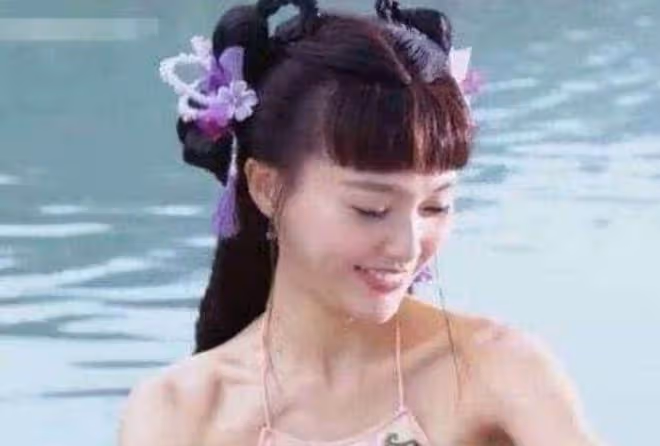 女明星穿肚兜:柳岩不算啥,楊冪最有料,最迷人的是她