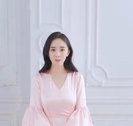 楊冪發胖後依然撩人?體態肥膩卻難掩性感,活成男人的夢中情人