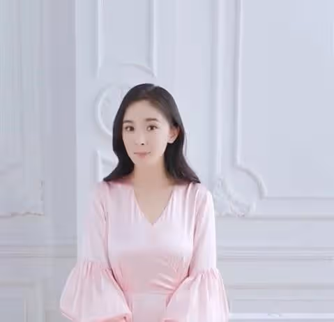 楊冪發胖後依然撩人?體態肥膩卻難掩性感,活成男人的夢中情人