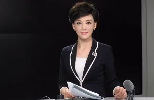 央視新聞主播只是表面正經?「不正經」照片曝光,網友都笑翻了