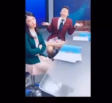 央視新聞主播只是表面正經?「不正經」照片曝光,網友都笑翻了
