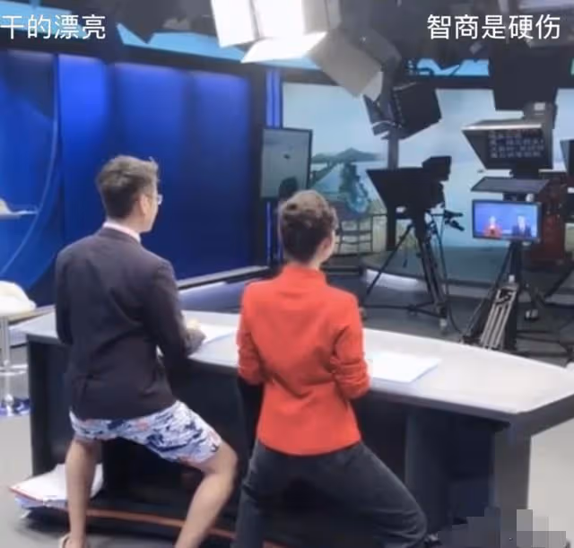 央視新聞主播只是表面正經?「不正經」照片曝光,網友都笑翻了