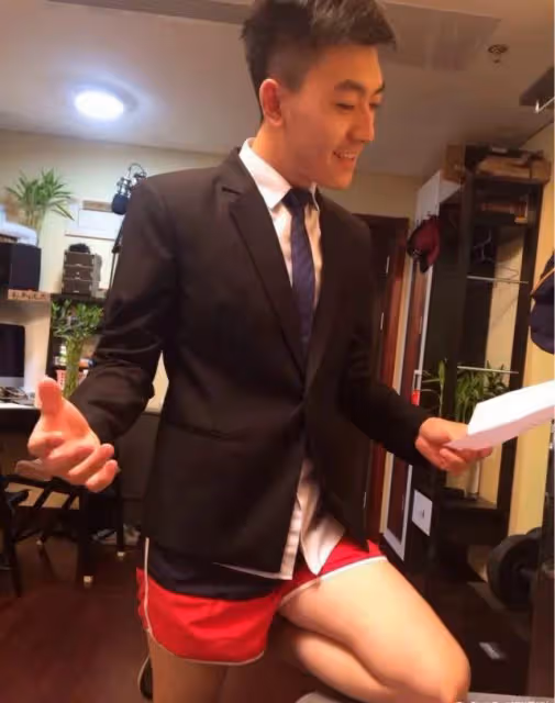 央視新聞主播只是表面正經?「不正經」照片曝光,網友都笑翻了
