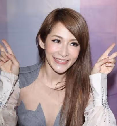 蕭亞軒為什麼叫海後?小16歲嫩模男友累到吐血,分手後都說她好