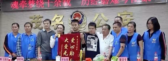 小伙在路邊吃炸生蠔,憑借熟悉的味道,找到失散13年的父親