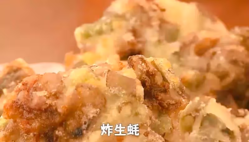 小伙在路邊吃炸生蠔,憑借熟悉的味道,找到失散13年的父親