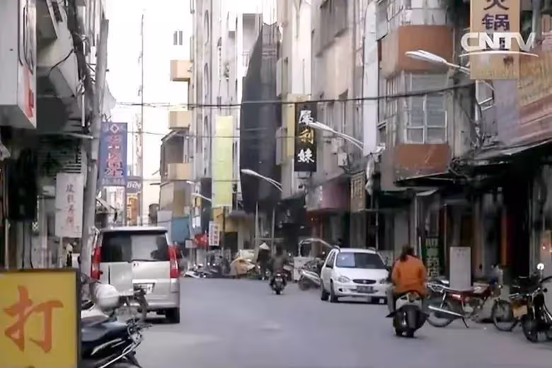 小伙在路邊吃炸生蠔,憑借熟悉的味道,找到失散13年的父親