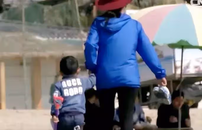 小伙在路邊吃炸生蠔,憑借熟悉的味道,找到失散13年的父親