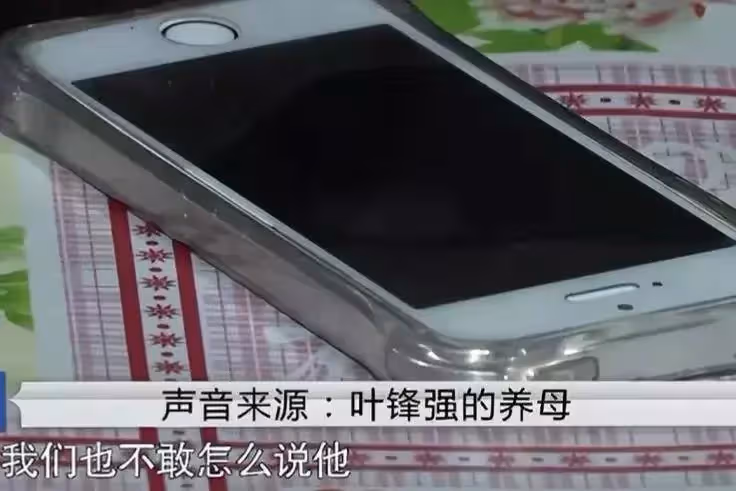 小伙在路邊吃炸生蠔,憑借熟悉的味道,找到失散13年的父親