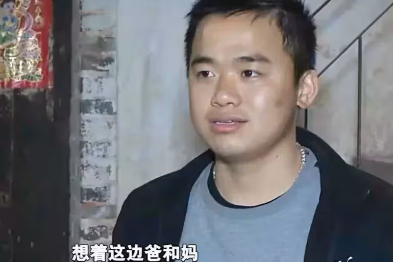 小伙在路邊吃炸生蠔,憑借熟悉的味道,找到失散13年的父親