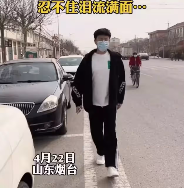 爺爺看到孫子後不禁想起10多年前過世的兒子，這就是「血脈親情」，網流淚：老人的眼神讓人心疼