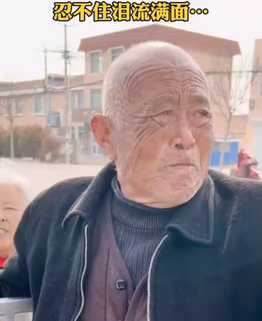 爺爺看到孫子後不禁想起10多年前過世的兒子，這就是「血脈親情」，網流淚：老人的眼神讓人心疼