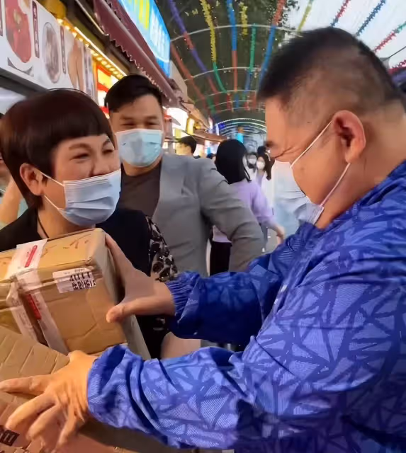 50歲阿公智商只有6歲,卻因「白吃白喝」走紅網路,商業街店主已「寵他20餘年」