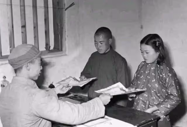 84歲老婦孤獨,生前吃鹹菜度日,永遠離去後卻發現家中藏有440萬現金