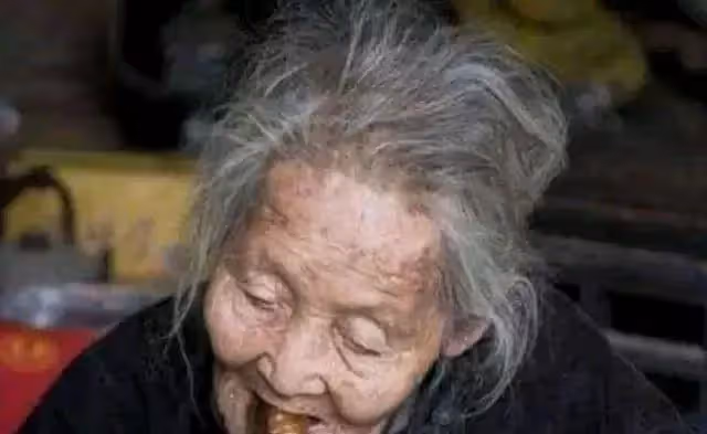 84歲老婦孤獨,生前吃鹹菜度日,永遠離去後卻發現家中藏有440萬現金