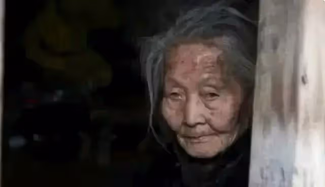 84歲老婦孤獨,生前吃鹹菜度日,永遠離去後卻發現家中藏有440萬現金
