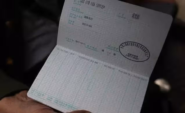 80歲母親深夜給兒子打電話說想吃餃子,大兒、二兒不理不睬,三兒回到家後,哭成了淚人