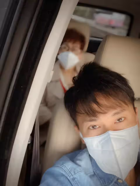 王建復與母甜如情侶「至今仍手牽手」:媽媽是我女友 當單親爸7年「母親節陪兒寫卡片」不與前妻交惡