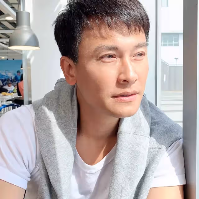 王建復與母甜如情侶「至今仍手牽手」:媽媽是我女友 當單親爸7年「母親節陪兒寫卡片」不與前妻交惡