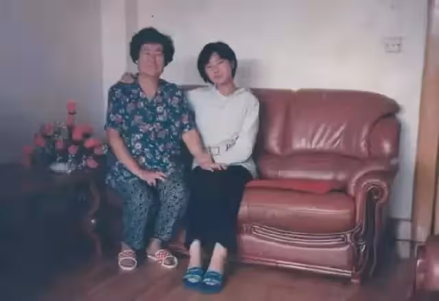 失聯18年!父母拿出積蓄借錢「送獨生女出國留學」 女兒改名換姓「過上新生活」父母去世也不回:我不想見他們