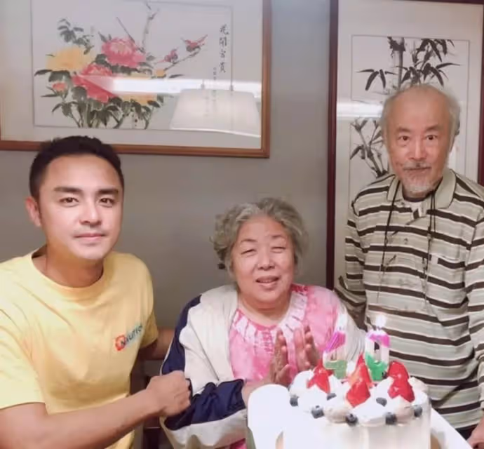 42歲明道陪母親外出散步,曾因「哥哥輕生,變為家中獨子」壓力巨大,兩歲兒子幫忙推輪椅,三代同堂畫面溫馨