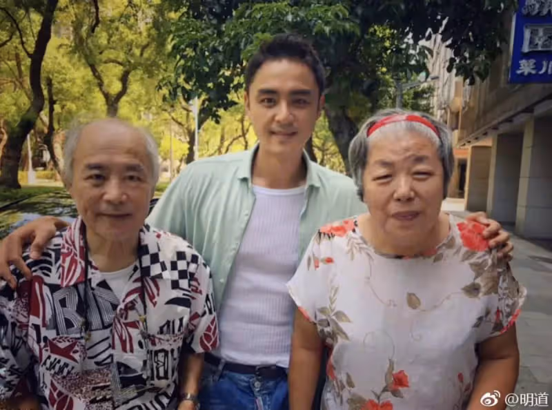 42歲明道陪母親外出散步,曾因「哥哥輕生,變為家中獨子」壓力巨大,兩歲兒子幫忙推輪椅,三代同堂畫面溫馨