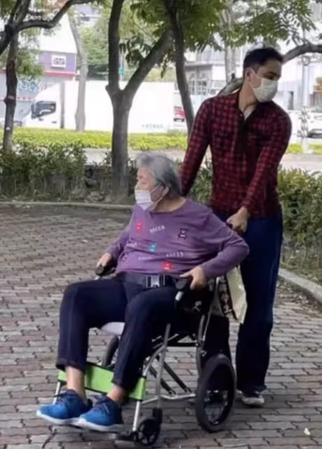 42歲明道陪母親外出散步,曾因「哥哥輕生,變為家中獨子」壓力巨大,兩歲兒子幫忙推輪椅,三代同堂畫面溫馨