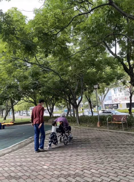 42歲明道陪母親外出散步,曾因「哥哥輕生,變為家中獨子」壓力巨大,兩歲兒子幫忙推輪椅,三代同堂畫面溫馨