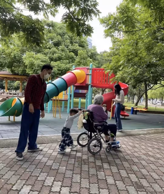 42歲明道陪母親外出散步,曾因「哥哥輕生,變為家中獨子」壓力巨大,兩歲兒子幫忙推輪椅,三代同堂畫面溫馨