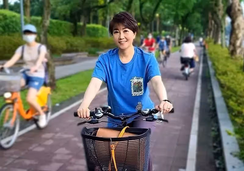 擺脫勞碌命,名主播廖筱君閃辭14年主持棒,回歸林太太54歲仙氣素顏亮相,笑喊不會放鬆啦
